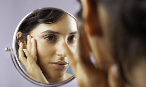 joven mirando su rostro