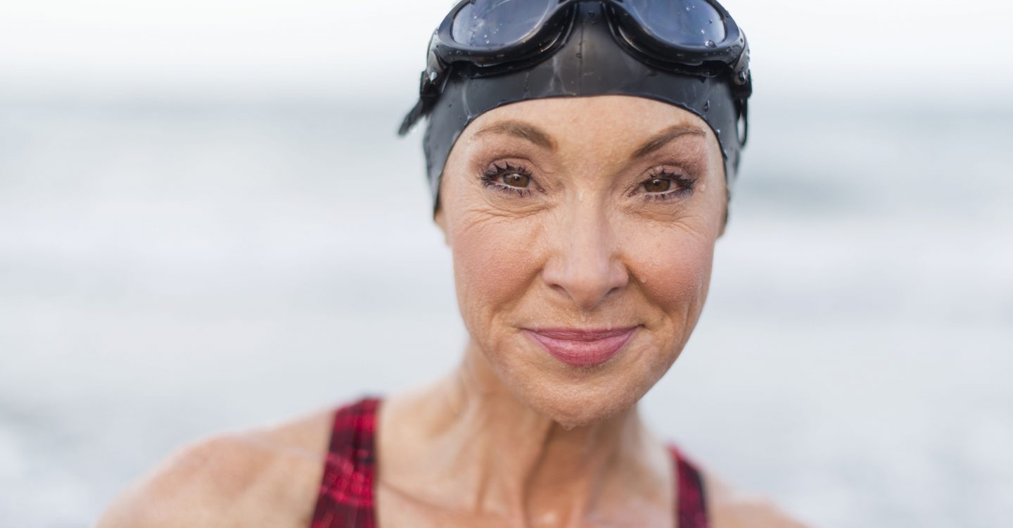 mujer de edad con accesorio de natacion