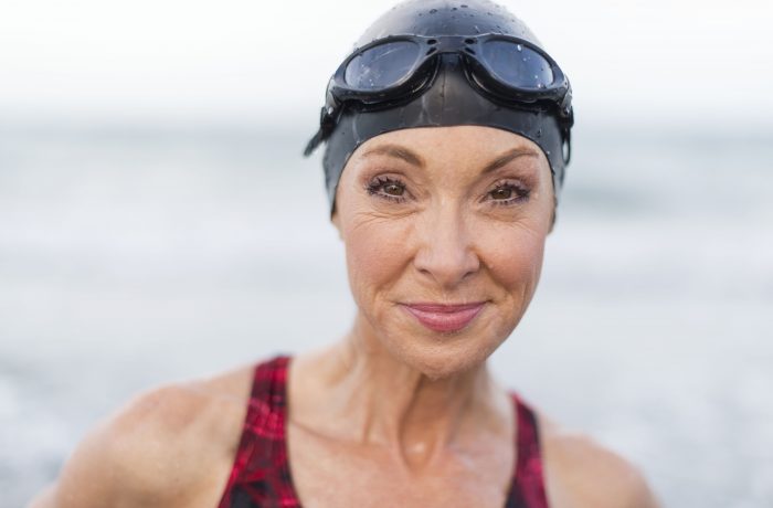 mujer de edad con accesorio de natacion