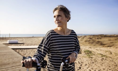 mujer de edad con bicicleta, mostrando los beneficios del colágeno