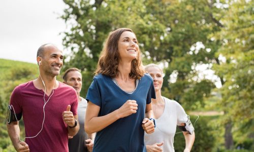 mujer trotando con amigos