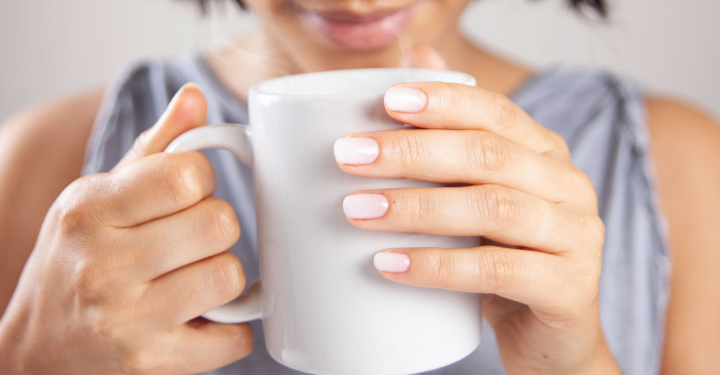 manos con tazón con péptidos de colágeno en alimentación